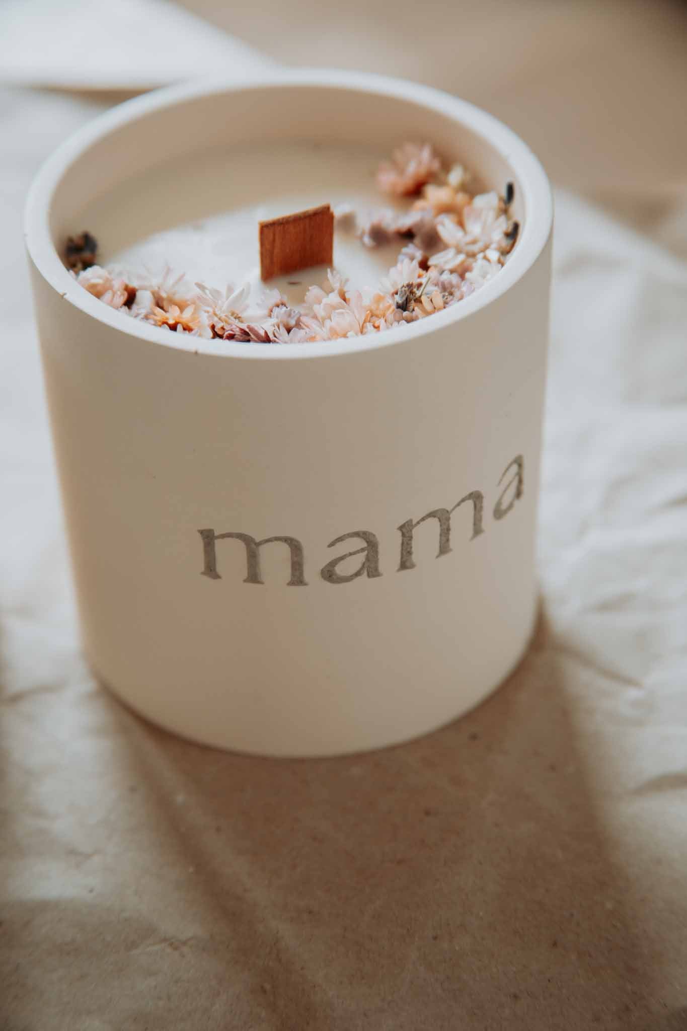 Kerze aus Rapswachs mit getrockneten Blumen • mama
