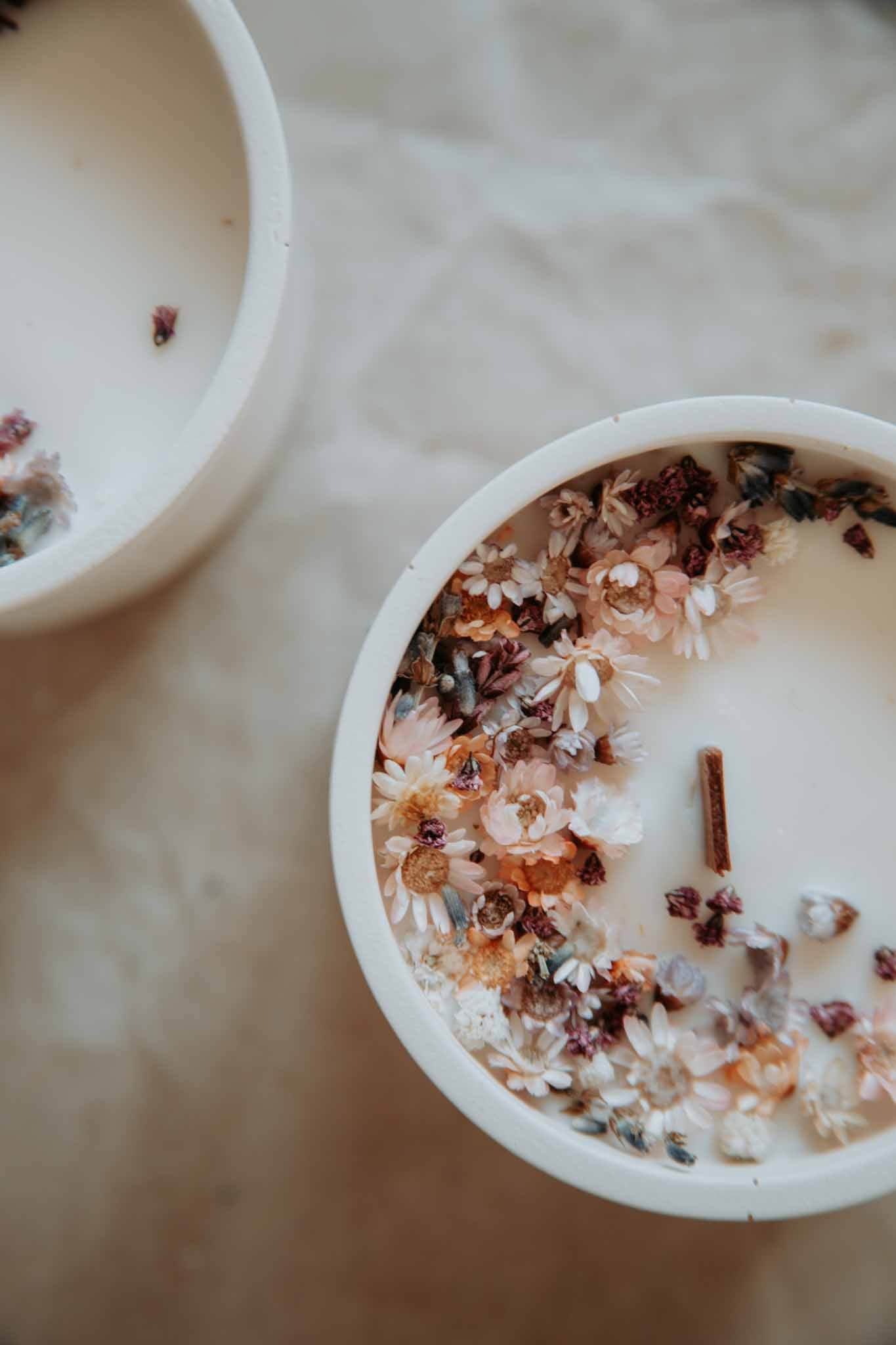 Kerze aus Rapswachs mit getrockneten Blumen • mama