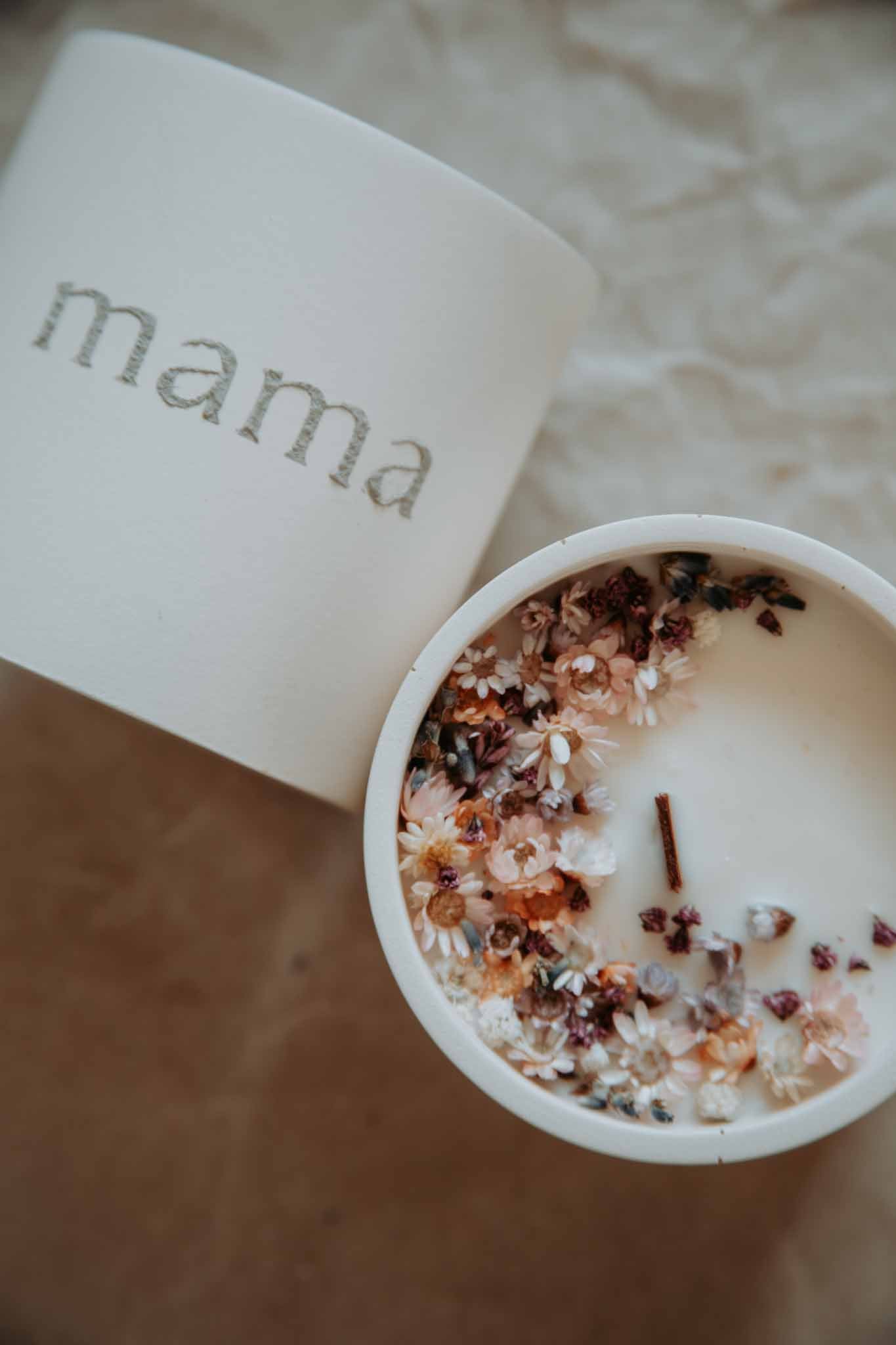 Kerze aus Rapswachs mit getrockneten Blumen • mama