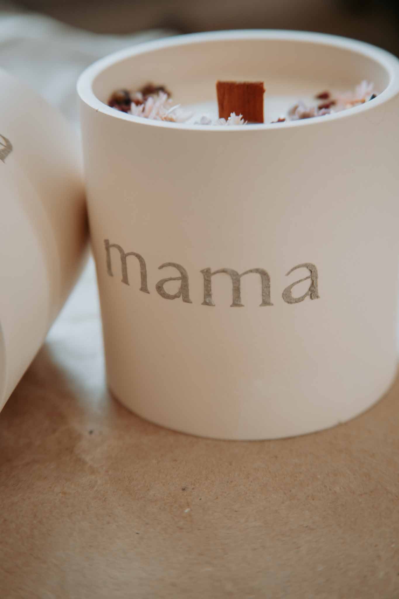 Kerze aus Rapswachs mit getrockneten Blumen • mama